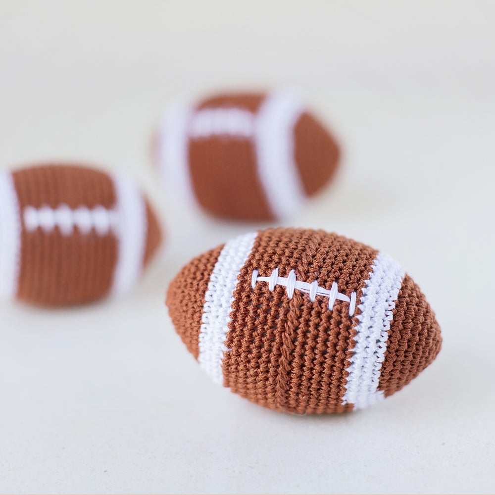 かぎ針編みのフットボールのおもちゃ